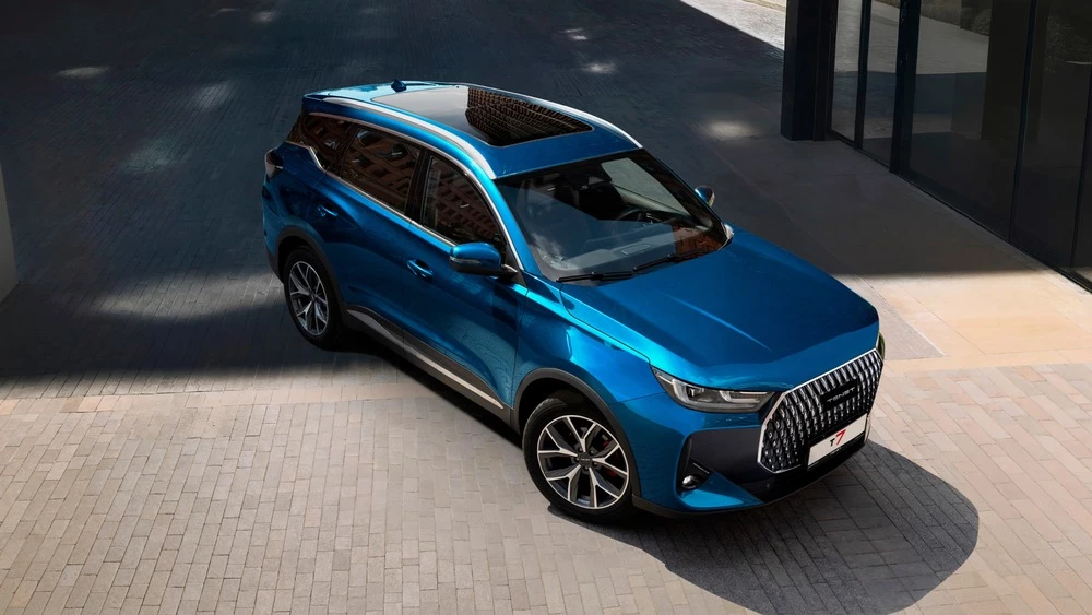 кроссовер Tenet T7 сбоку спереди сверху