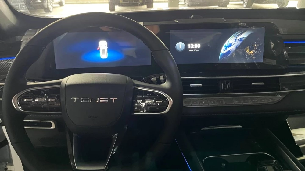 Tenet T7 у дилера в автосалоне салон интерьер