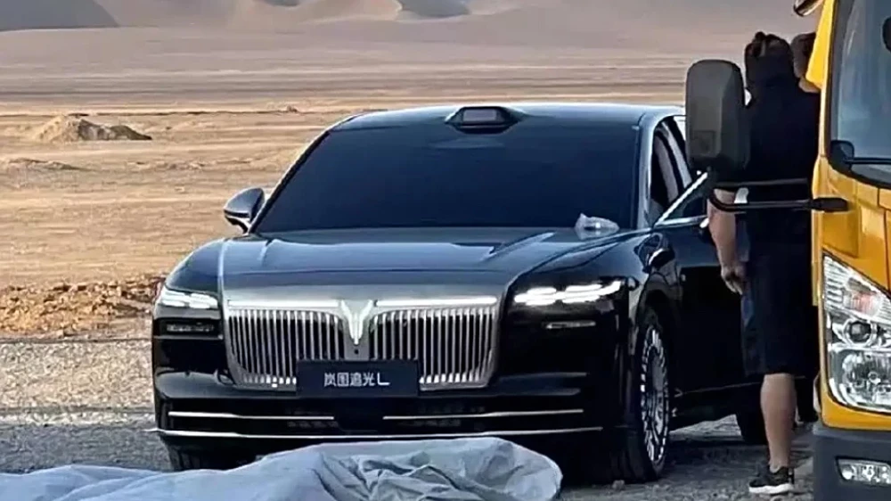 voyah passion l шпионское фото сбоку спереди седан гибридный