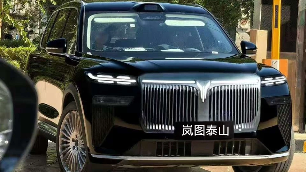 voyah новый кроссовер taishan сбоку спереди черный