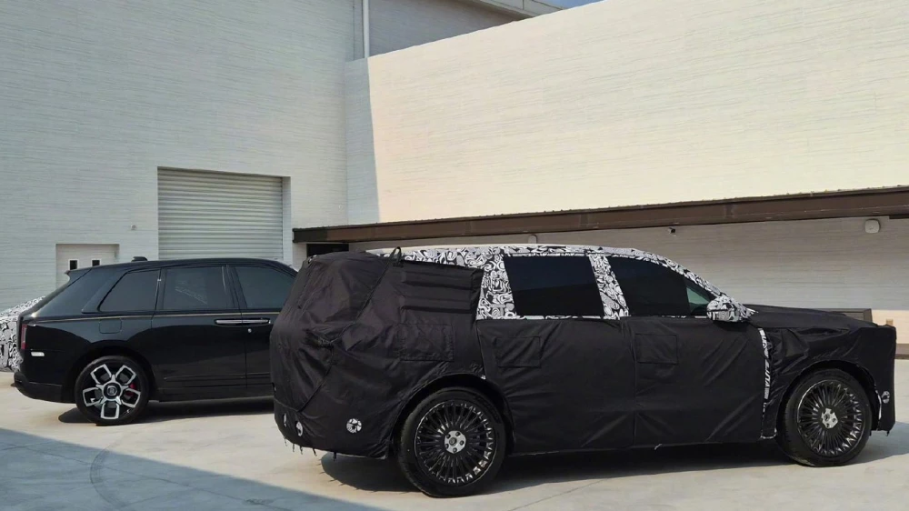 voyah новый кроссовер taishan сбоку спереди черный rolls-royce cullinan