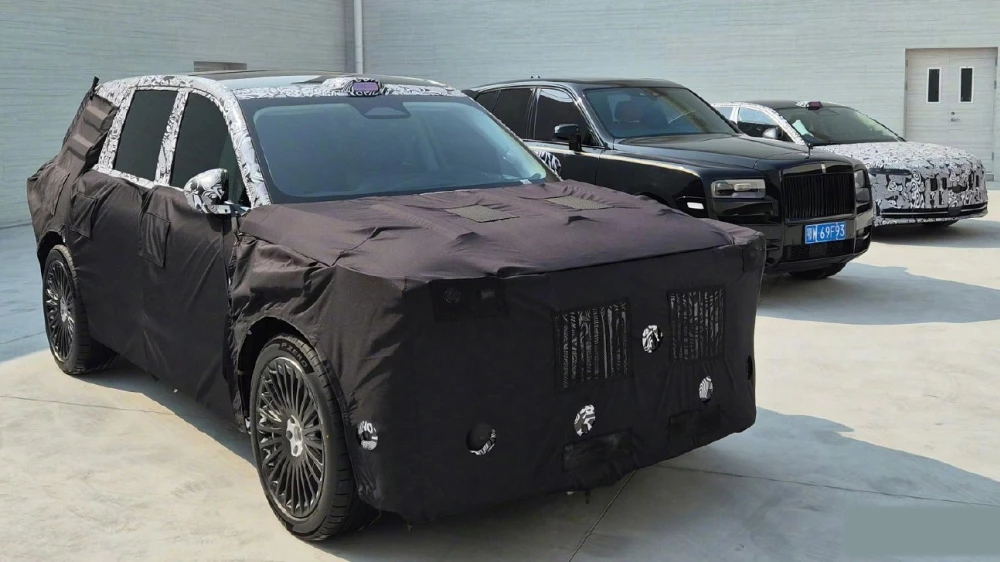 voyah новый кроссовер taishan сбоку спереди черный rolls-royce cullinan