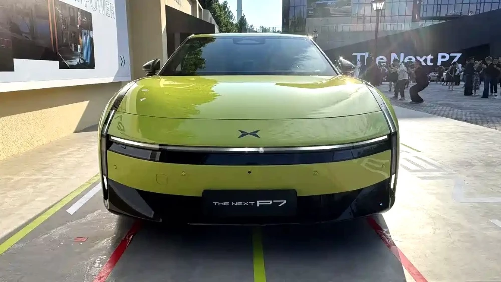 новый лифтбек XPeng P7 нового поколения спереди