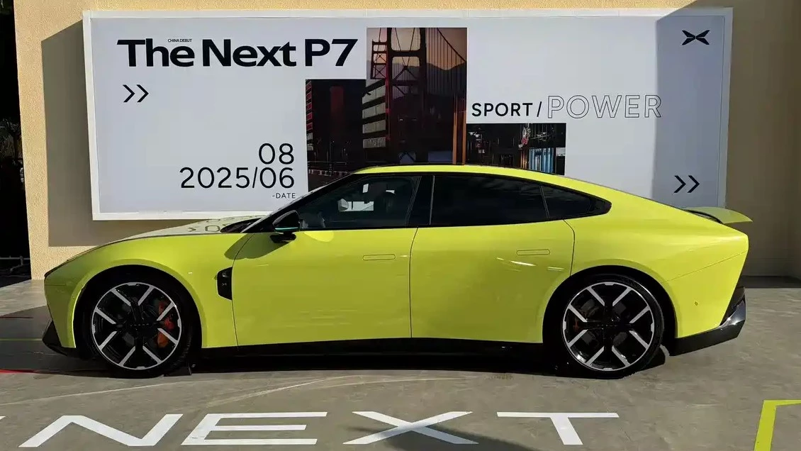 новый лифтбек XPeng P7 нового поколения сбоку