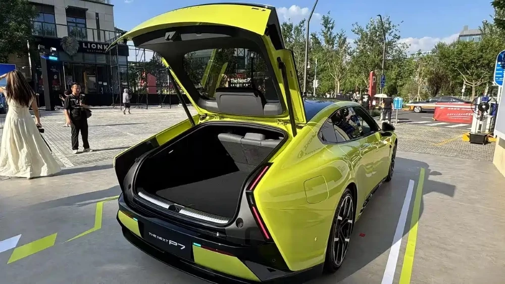 новый лифтбек XPeng P7 нового поколения сзади сбоку багажник крышка