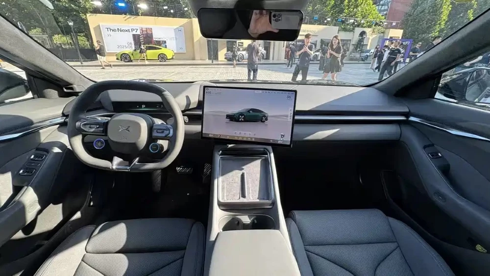 новый лифтбек XPeng P7 нового поколения салон интерьер