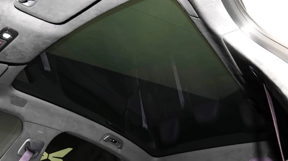 новый лифтбек XPeng P7 нового поколения салон интерьер панорама крыша