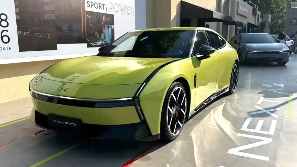 новый лифтбек XPeng P7 нового поколения сбоку спереди