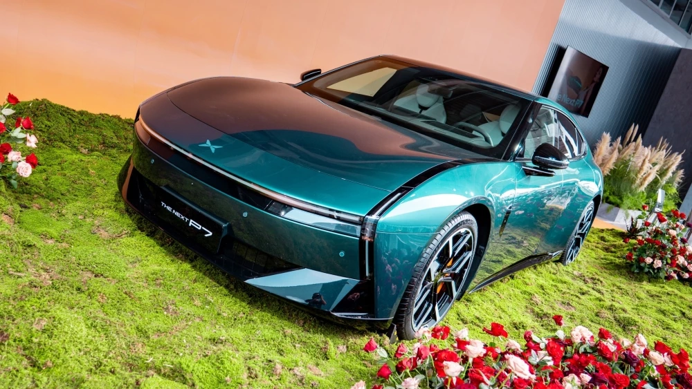 новое поколение XPeng P7 презентация спереди сбоку