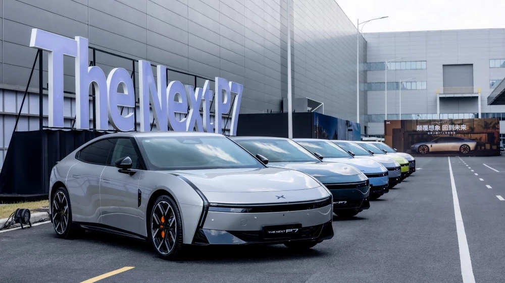 новое поколение XPeng P7 презентация спереди сбоку