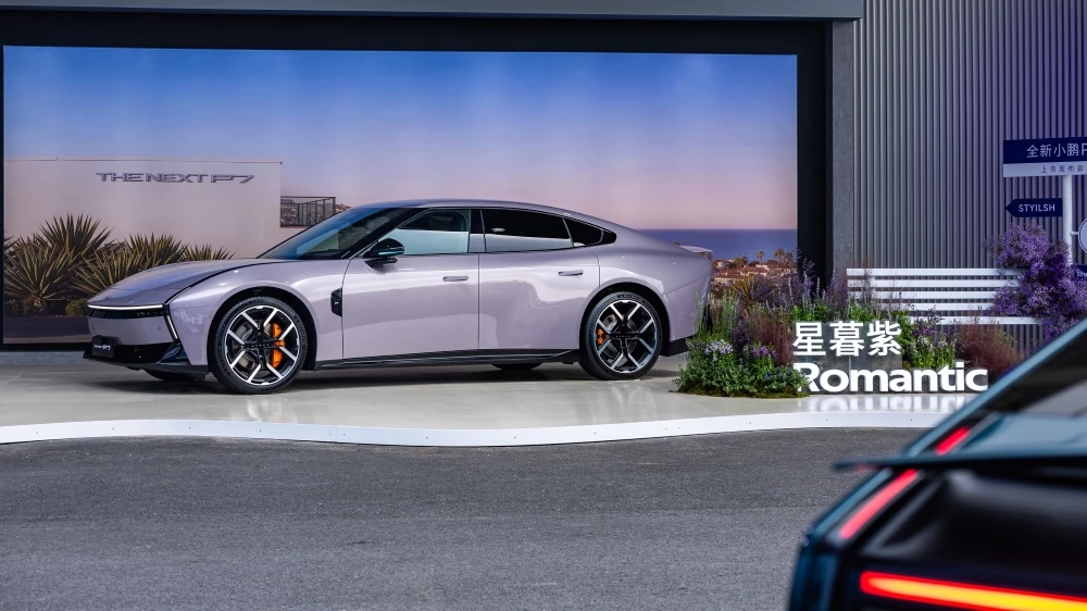 новое поколение XPeng P7 презентация сбоку