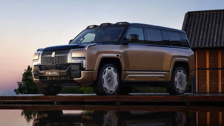 Внедорожник YangWang U8L сбоку спереди