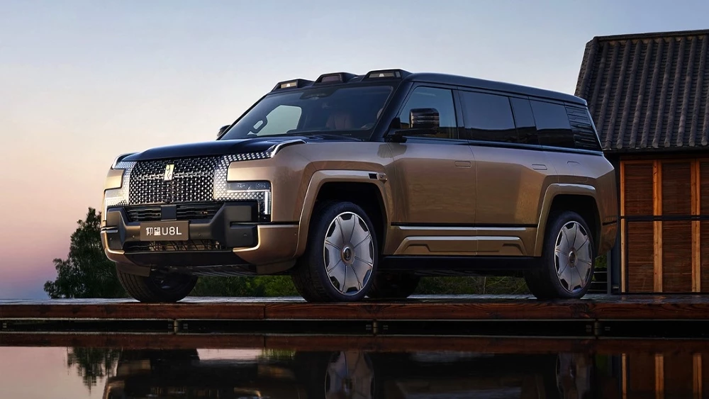 Внедорожник YangWang U8L сбоку спереди