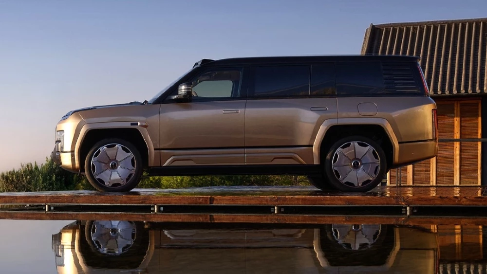 Внедорожник YangWang U8L сбоку