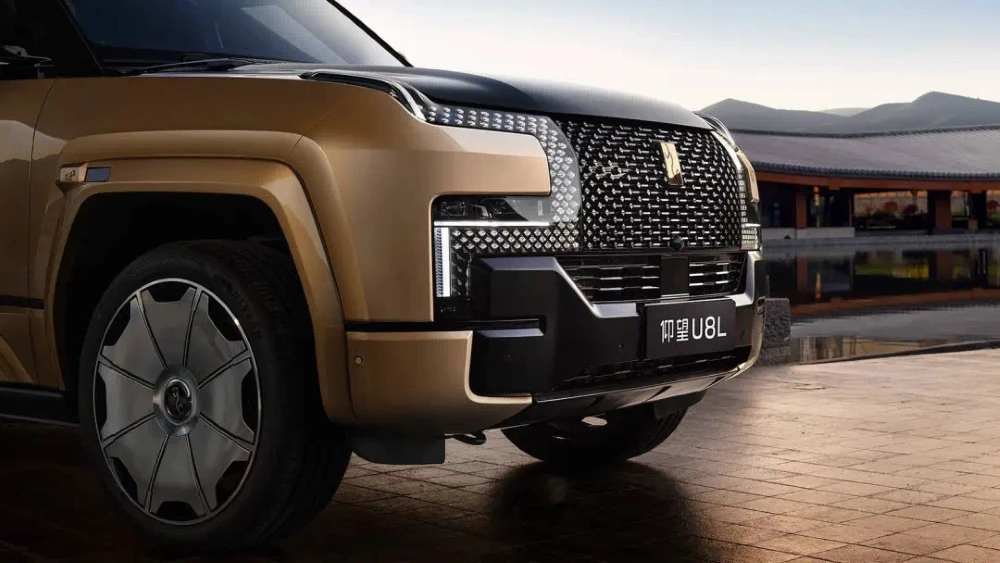 Внедорожник YangWang U8L сбоку спереди