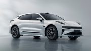 Электромобиль Zeekr 001 2026 сбоку спереди