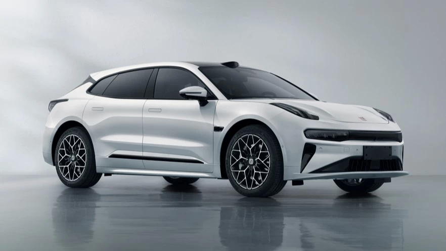 Электромобиль Zeekr 001 2026 сбоку спереди