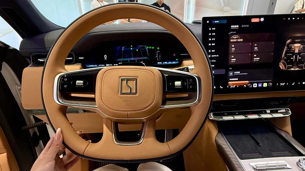 салон кроссовера zeekr 9x