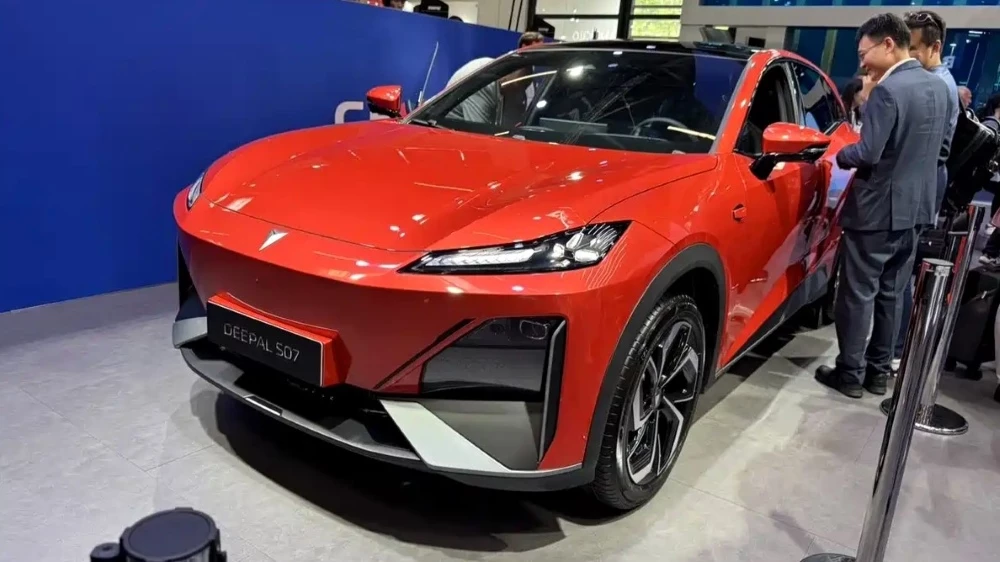 Deepal S07 кроссовер сбоку спереди мюнхен iaa mobility 2025