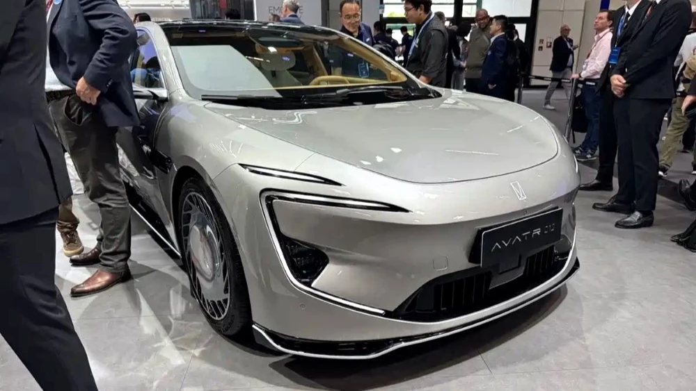 спортбек Avatr 12 спереди сбоку мюнхенский автосалон 2025 Kim Jones Joint Limited Edition