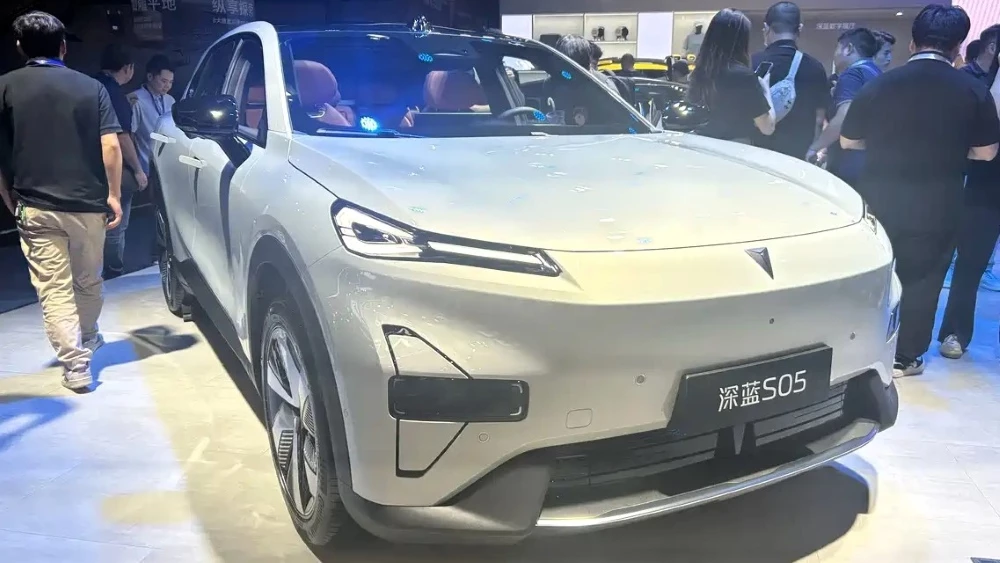 changan deepal S05 сбоку спереди обновленный кроссовер китай