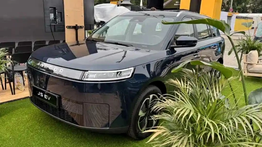 кроссовер Jaecoo J5 EV сбоку спереди мюнхен iaa mobility 2025