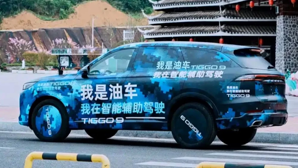 Chery Tiggo 9X сбоку кроссовер в камуфляже