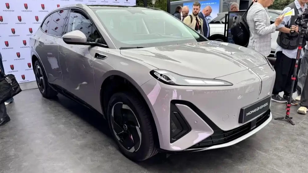 кроссовер Hongqi EHS5 Tiangong 06 сбоку спереди мюнхен iaa mobility 2025