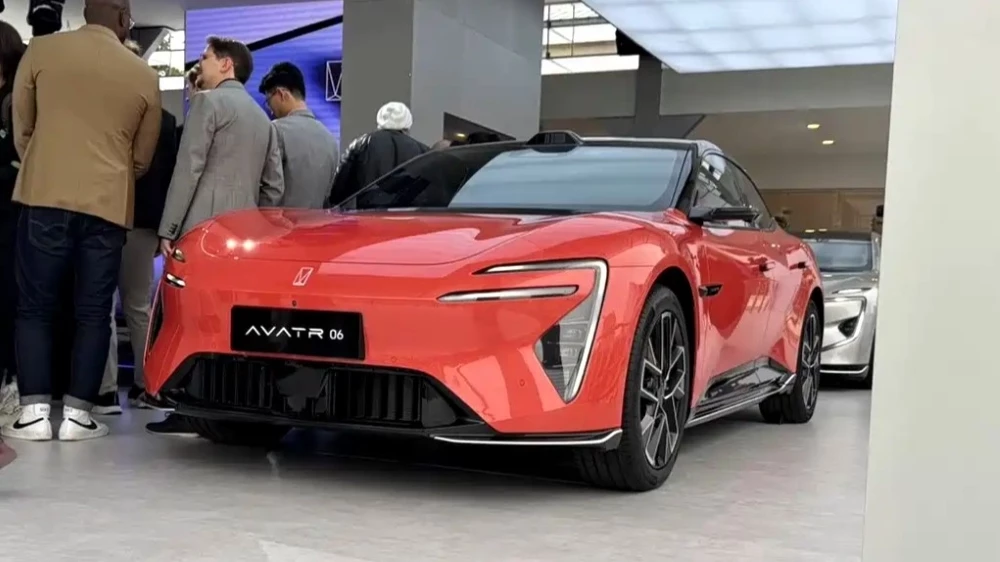седан Avatr 06 сбоку спереди мюнхен iaa mobility 2025