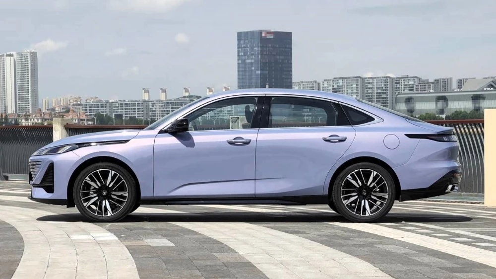 новый Changan Lamore 4 поколение сбоку Uni-L Eado