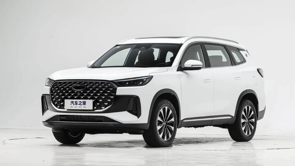 обновленный кроссовер Chery Tiggo 8 Plus спереди сбоку Китай