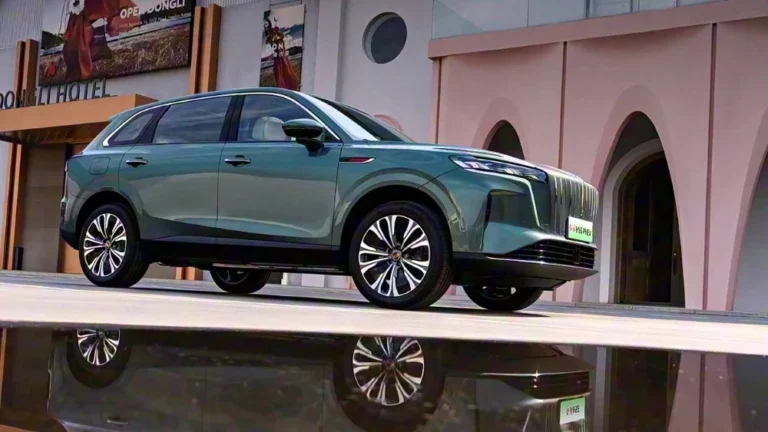 Кроссовер Hongqi HS6 PHEV сбоку спереди