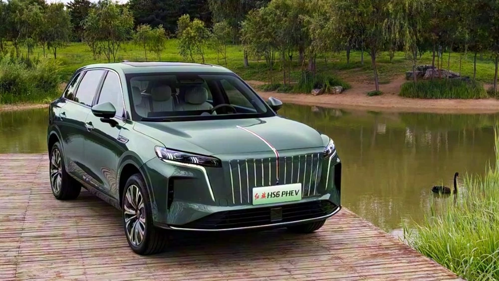 Кроссовер Hongqi HS6 PHEV сбоку спереди