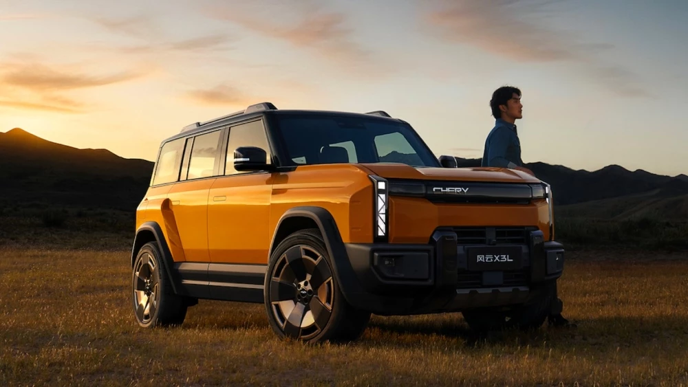 Гибридный кроссовер Chery Fulwin X3L вышел на рынок Китая. Цены и комплектации Chery Fulwin X3L гибрид сбоку спереди старт продаж