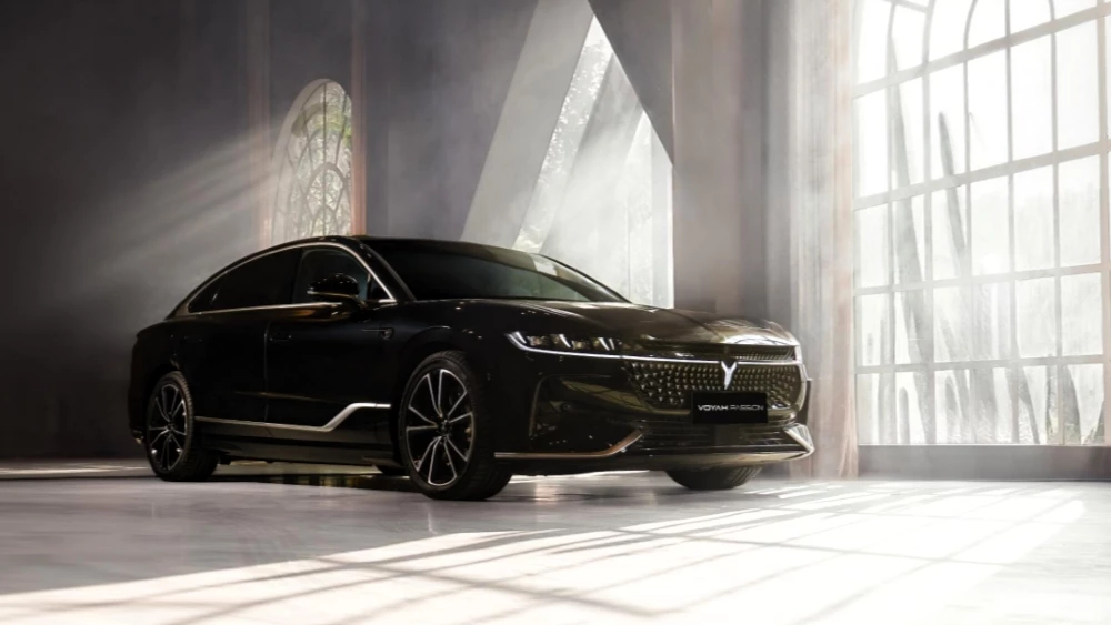 гибридный Voyah Passion EVR в России сбоку спереди