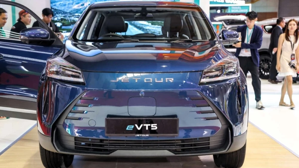 электрический кроссовер Jetour eVT5 спереди