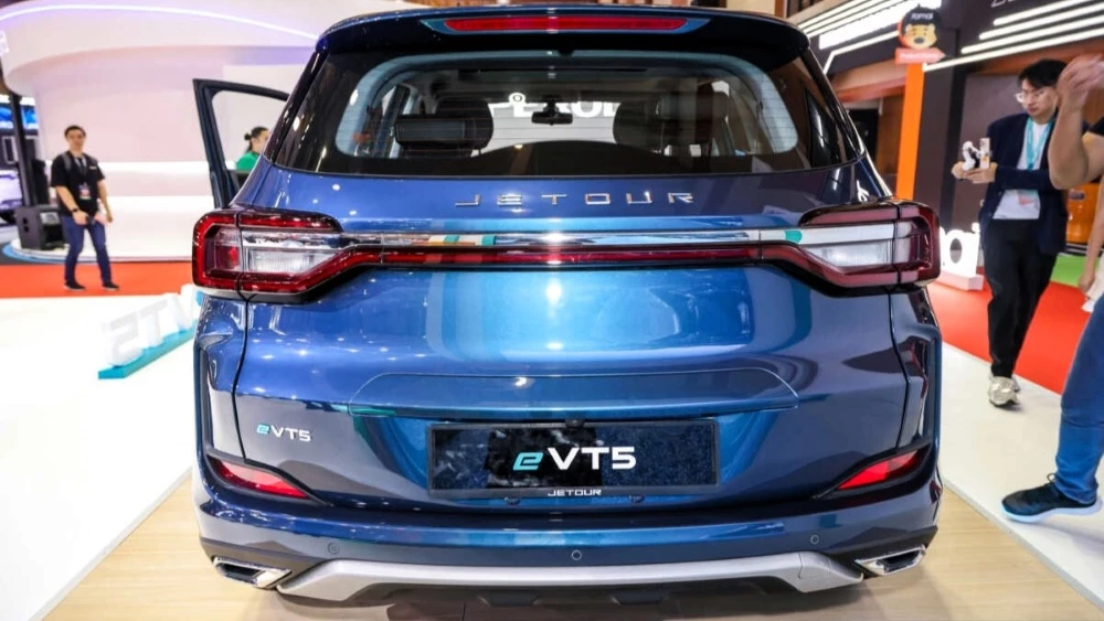 электрический кроссовер Jetour eVT5 сзади