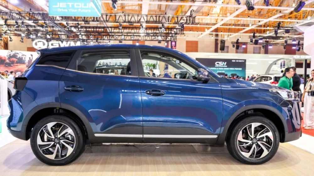 электрический кроссовер Jetour eVT5 сбоку