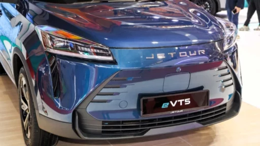 электрический кроссовер Jetour eVT5 сбоку спереди