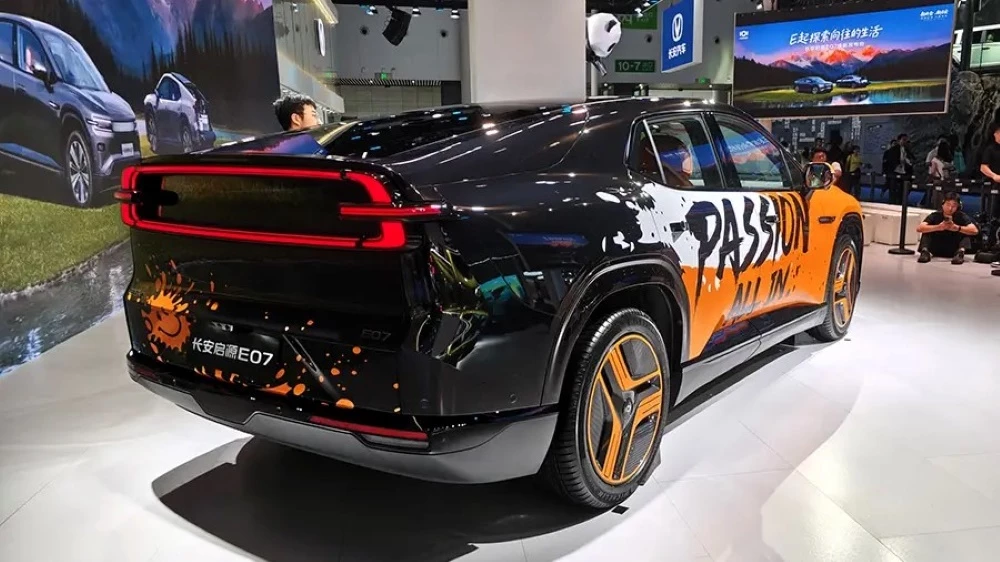 changan nevo E07 сбоку сзади обновленный кроссовер китай