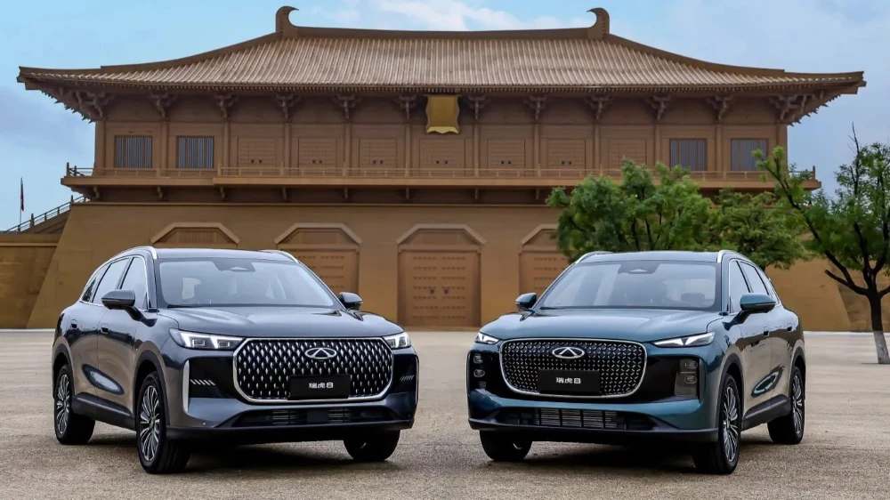 кроссоверы tiggo 8 два дизайна новые спереди сбоку