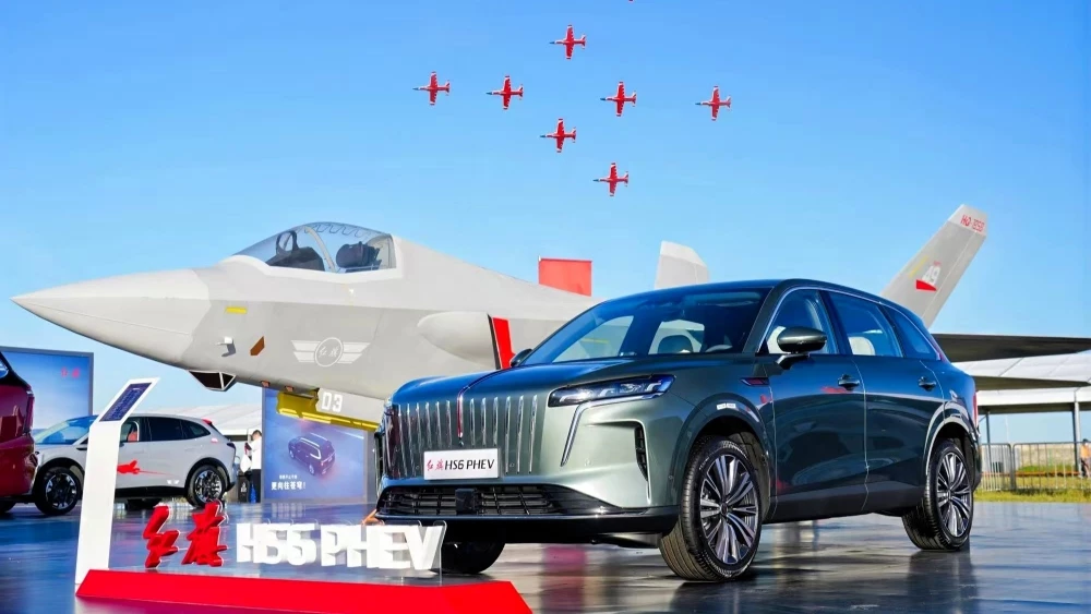 Кроссовер Hongqi HS6 PHEV сбоку спереди на авиасалоне в Чанчунь