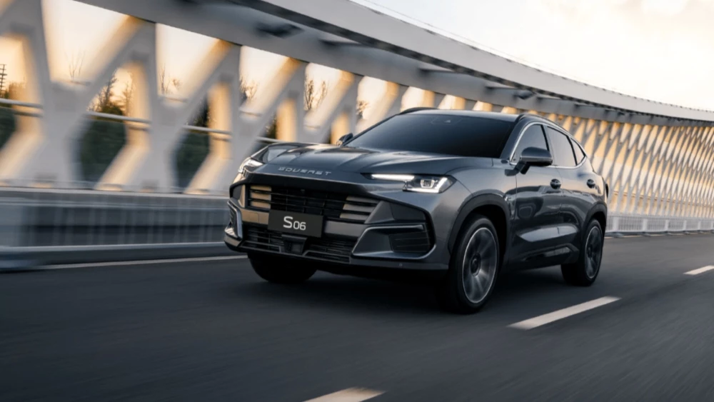 Кроссовер Soueast S06 сбоку спереди