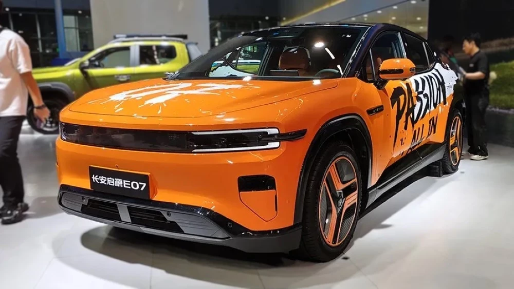 changan nevo E07 сбоку спереди обновленный кроссовер китай