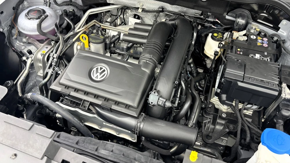 кроссовер Jetta VS8 капот мотор