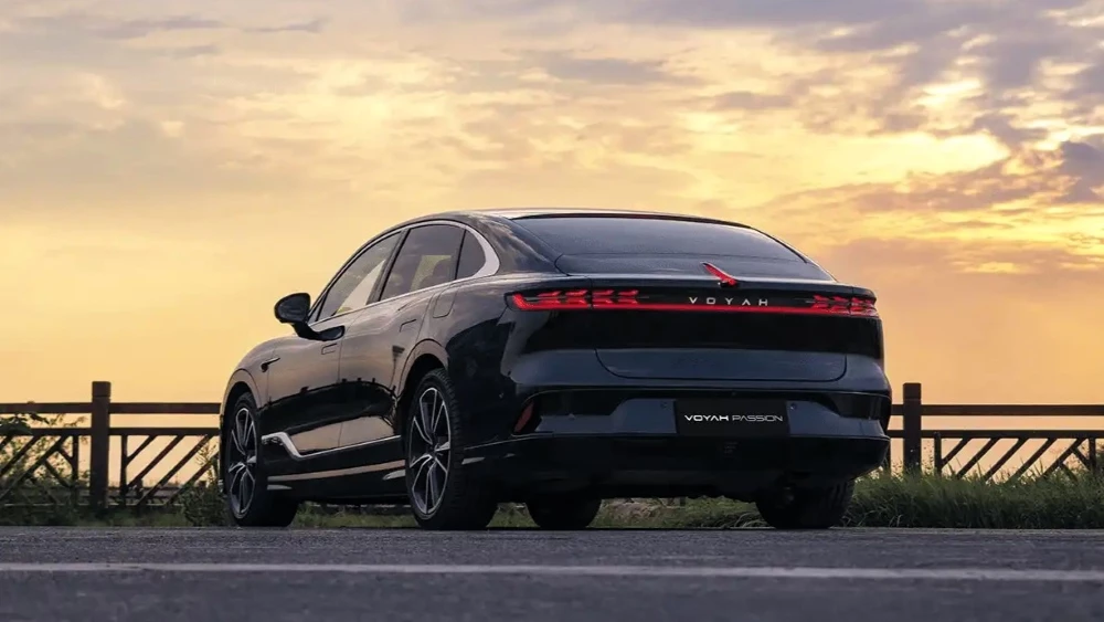 гибридный Voyah Passion EVR в России сбоку сзади