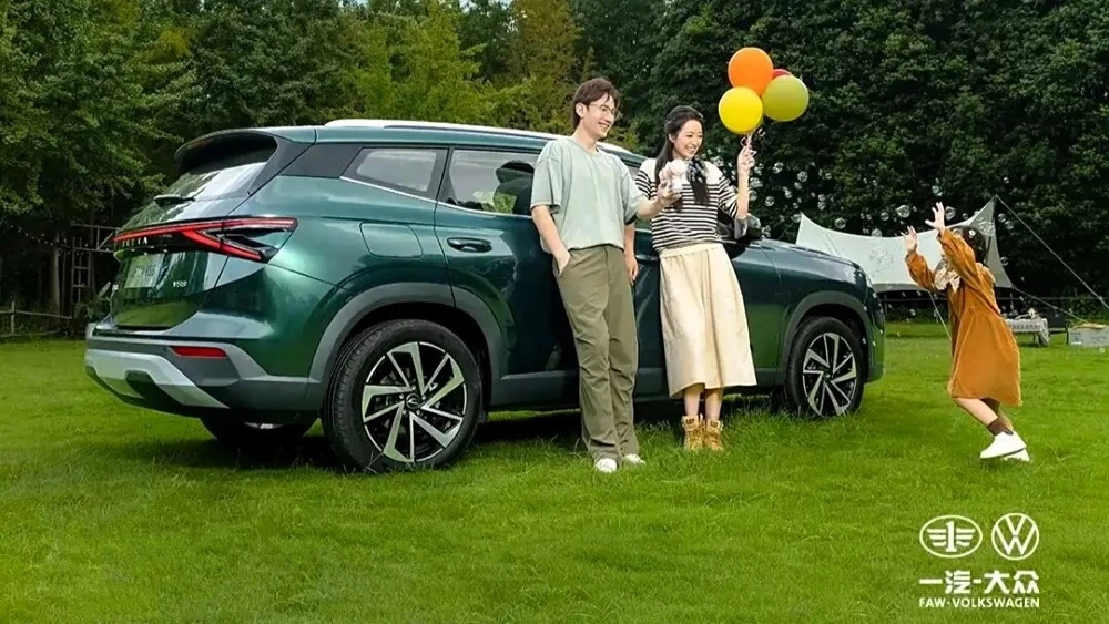 кроссовер Jetta VS8 сбоку сзади