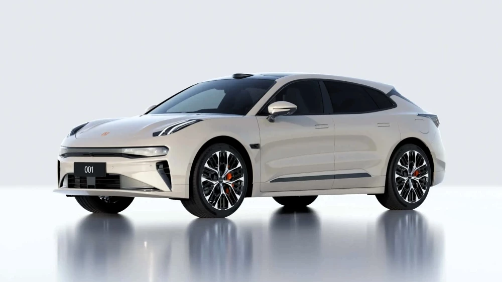 обновленный Zeekr 001 2026 сбоку спереди