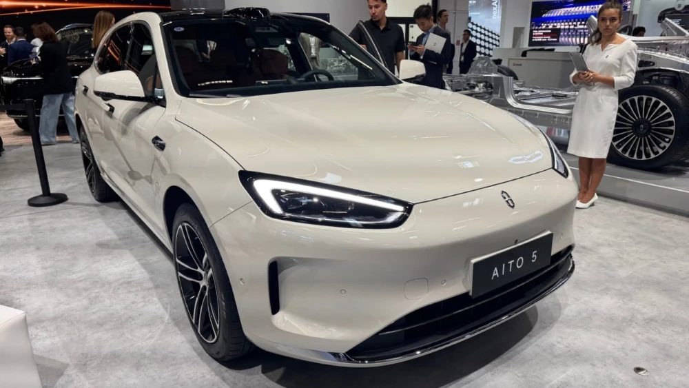 Aito M5 5 сбоку спереди Мюнхенский автосалон