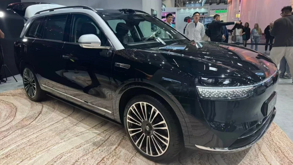 Aito M9 9 сбоку спереди Мюнхенский автосалон